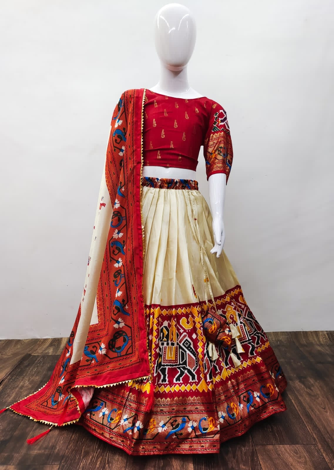 White and Red Georgette Thread Embroidery Work Lehenga Choli Set –  ThreadLooms